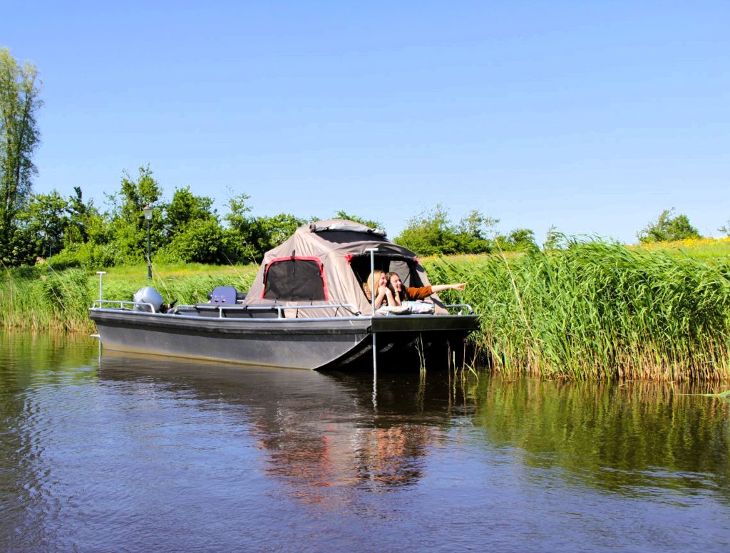 Kampeerboot (2 personen) van Bootverhuur Zoutkamp in Zoutkamp